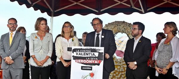 Глава женералитета Каталонии Ким Торра в день траура по погибшим при терактах в Каталонии на политической акции у тюрьмы в муниципалитете Сан-Жоан-де-Вилаторрада Глава женералитета Каталонии Ким Торра в день траура по погибшим при терактах в Каталонии на политической акции у тюрьмы в муниципалитете Сан-Жоан-де-Вилаторрада - Sputnik Абхазия