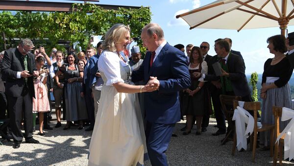 Владимир Путин танцует с главой МИДа Австрии Карин Кнайсль на ее свадьбе с Вольфгангом Майлингером - Sputnik Абхазия