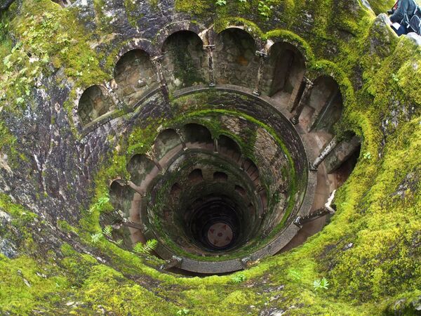 Подземная башня в Синтре, Португалия. Загадочная система подземных тоннелей в дворцово-парковом комплексе Quinta da Regaleira, построенном в начале XX века в португальском муниципалитете Синтра, как будто служит мистическим переходом от света к тьме - Sputnik Абхазия