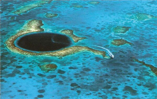 Гигантская голубая дыра в Белизе расположена в центре Лайтхаус-Рифа, атолла в составе Белизского барьерного рифа. Дыра представляет собой круглую карстовую воронку диаметром 300 метров, уходящую на глубину 124 метра - Sputnik Абхазия