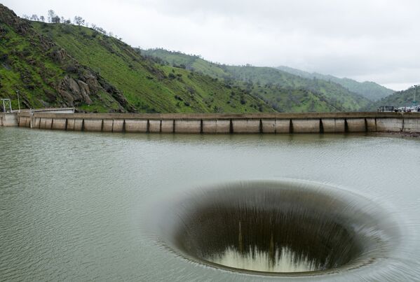 Водосток в резервуаре плотины Монтичелло, США. Водосброс в виде гигантской воронки сделал известной эту плотину на весь мир - Sputnik Абхазия