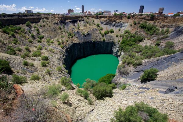 Алмазная дыра в Кимберли в ЮАР сегодня находится на территории музея алмазных шахт. Впервые алмазы были найдены тут в 1879 году. Добыча велась в течение более 30 лет, пока шахты не разрушились из-за проникновения в них воды - Sputnik Абхазия
