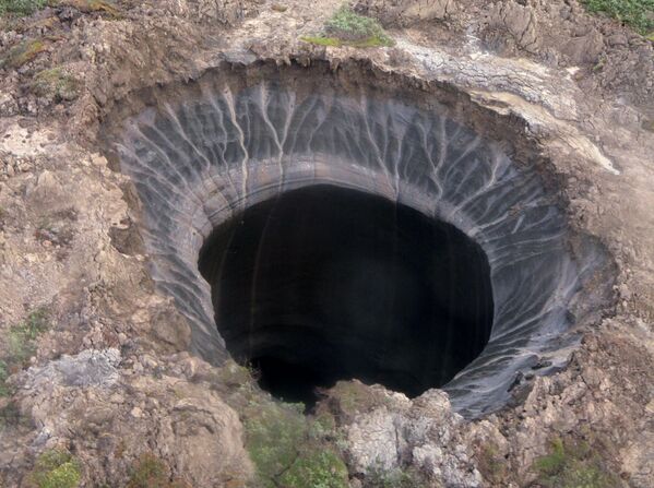 Вид на гигантскую воронку неизвестного происхождения в Ямало-Ненецком автономном округе. - Sputnik Абхазия