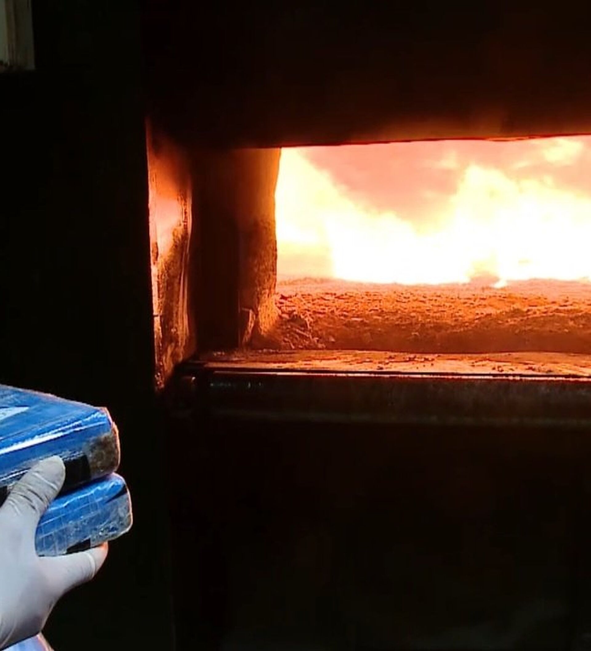 Сожженный уран. Сжигание Аргентина. Архитектора в камине сжег. Сожженная вытяжка.