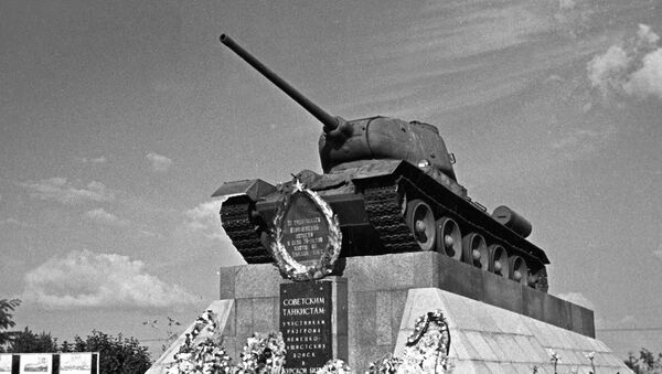 Памятник советским танкистам, участникам Курской битвы на 624-м километре автомагистрали Москва-Симферополь - Sputnik Абхазия