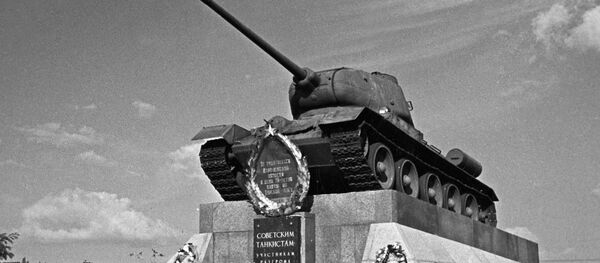 Памятник советским танкистам, участникам Курской битвы на 624-м километре автомагистрали Москва-Симферополь - Sputnik Абхазия