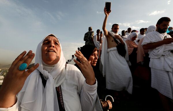 Мусульманские паломники молятся на горе Арафат во время паломничества в Мекку, Саудовская Аравия - Sputnik Абхазия
