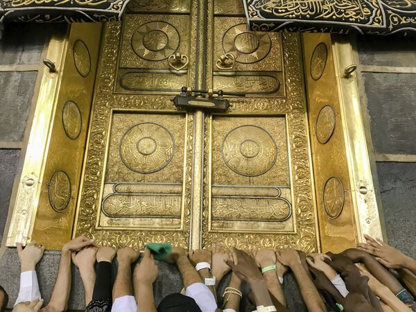 Мусульманские паломники у золотой двери Каабы в мечети аль-Харам перед хаджем, Мекка - Sputnik Абхазия
