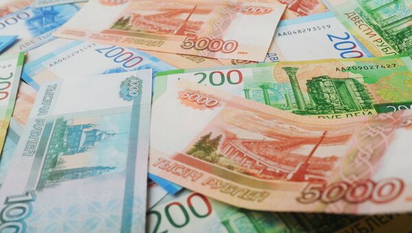 Банкноты номиналом 200, 2000 и 5000 тысяч рублей - Sputnik Абхазия