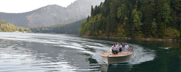 Участники двухдневной Международной конференции 10 лет признания: итоги и перспективы на даче Сталина на озере Рица Участники двухдневной Международной конференции 10 лет признания: итоги и перспективы на даче Сталина на озере Рица - Sputnik Аҧсны