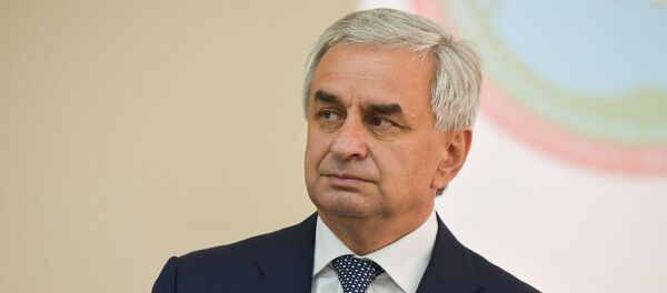 Президент Абхазии Рауль Хаджимба на пленарном заседании на Международной конференции 10 лет признания: итоги и перспективы в Сухуме в среду 22 августа Президент Абхазии Рауль Хаджимба на пленарном заседании на Международной конференции 10 лет признания: итоги и перспективы в Сухуме в среду 22 августа - Sputnik Абхазия