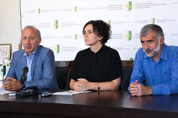 Брифинг, посвященный открытию выставки абхазских фотографов Владимира Попова и Ибрагима Чкадуа Праздник признания в Министерстве культуры и историко-охранного наследия 24 августа Брифинг, посвященный открытию выставки абхазских фотографов Владимира Попова и Ибрагима Чкадуа Праздник признания в Министерстве культуры и историко-охранного наследия 24 августа - Sputnik Абхазия