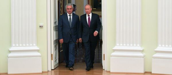 Президент РФ В. Путин встретился с президентом Республики Абхазия Р. Хаджимбой и президентом Республики Южная Осетия А. Бибиловым - Sputnik Абхазия