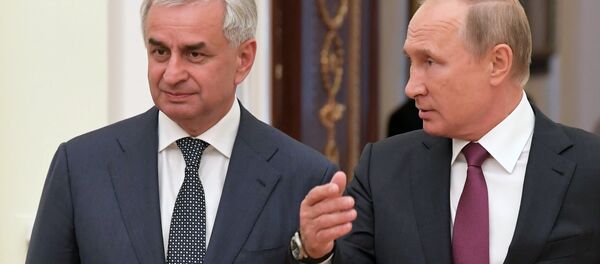 Президент РФ В. Путин встретился с президентом Республики Абхазия Р. Хаджимбой и президентом Республики Южная Осетия А. Бибиловым Президент РФ В. Путин встретился с президентом Республики Абхазия Р. Хаджимбой и президентом Республики Южная Осетия А. Бибиловым - Sputnik Аҧсны