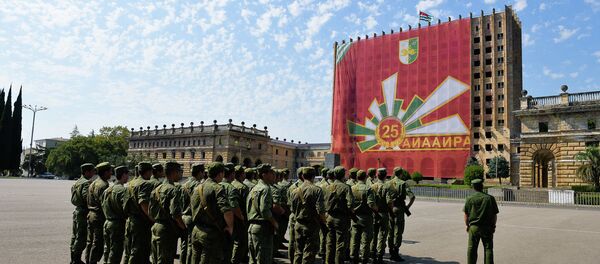 Монтаж баннера с логотипом Победы на здании Совмина Монтаж баннера с логотипом Победы на здании Совмина - Sputnik Абхазия