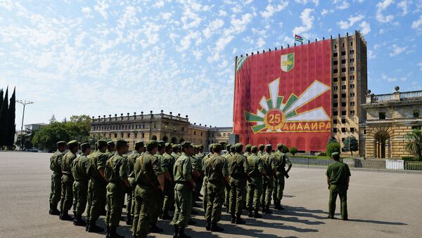 Монтаж баннера с логотипом Победы на здании Совмина - Sputnik Абхазия