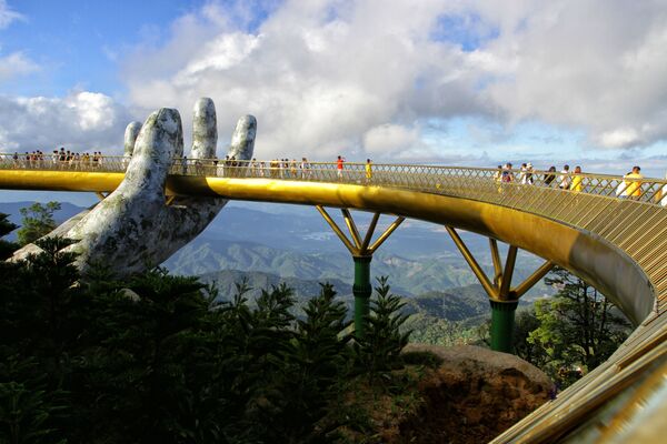 150-метровый Золотой мост Cau Vang в городе Ba Na Hills, Вьетнам - Sputnik Абхазия