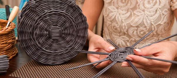 Финансист Инна Салакая плетет сумки из бумаги - Sputnik Абхазия