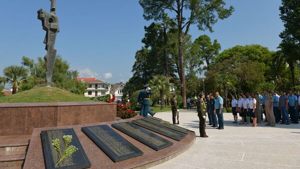 Возложение цветов в парке славы - Sputnik Абхазия