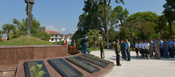 Возложение цветов в парке славы Возложение цветов в парке славы - Sputnik Аҧсны