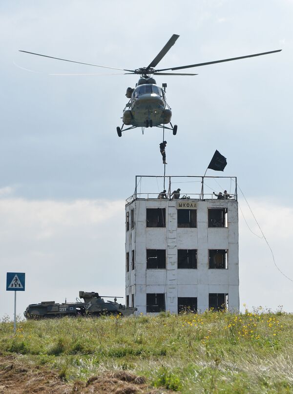 Военнослужащие участвуют в совместном военном антитеррористическом учении вооруженных сил государств – членов ШОС Мирная миссия – 2018 на полигоне в Чебаркуле - Sputnik Абхазия