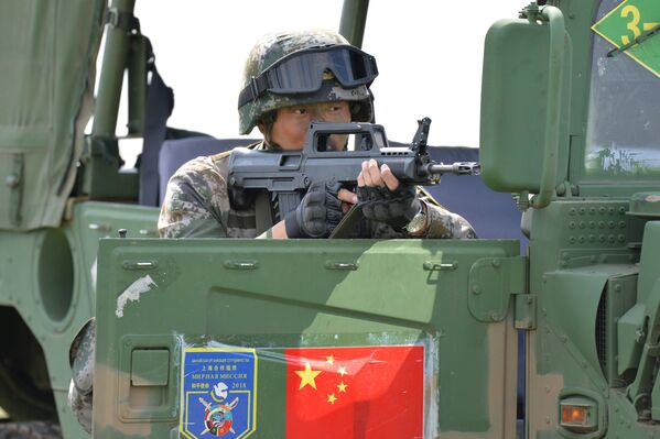Военнослужащий КНР участвует в совместном военном антитеррористическом учении вооруженных сил государств – членов ШОС Мирная миссия – 2018 на полигоне в Чебаркуле - Sputnik Абхазия