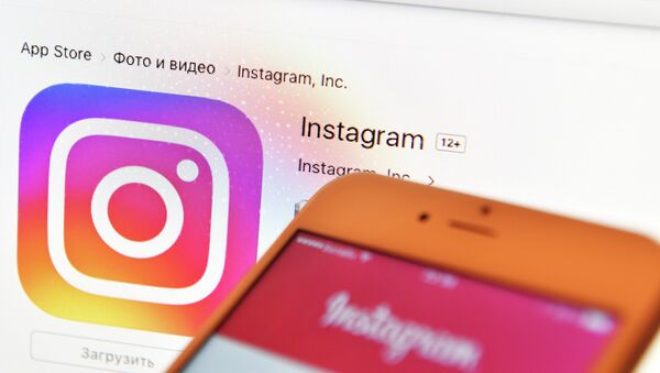 Иконка социальной сети Instagram на экране ноутб - Sputnik Аҧсны