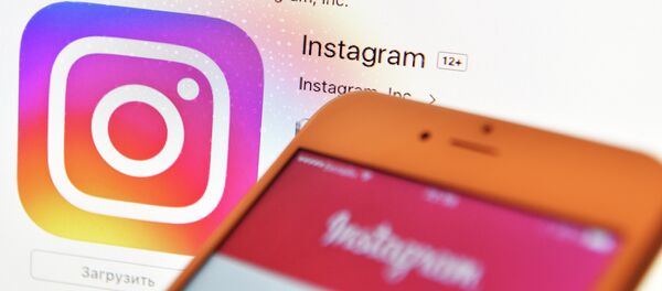 Иконка социальной сети Instagram на экране ноутб Иконка социальной сети Instagram на экране ноутб - Sputnik Абхазия