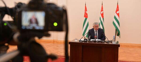 Пресс-конференция президента Рауля Хаджимба по итогам полугодия Пресс-конференция президента Рауля Хаджимба по итогам полугодия - Sputnik Абхазия