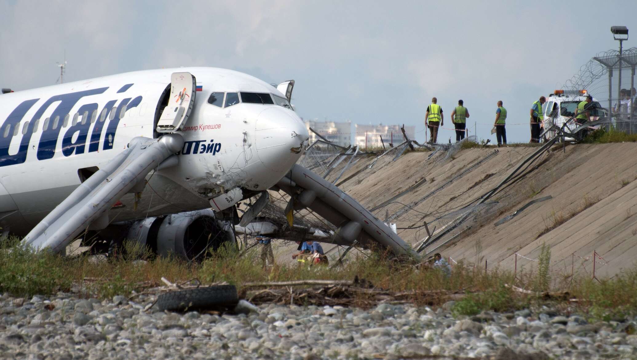 Самолет сочи. Авария Боинг 737 в Сочи. Сочи Боинг 737. Боинг 737 ЮТЭЙР Сочи. Авиакатастрофы Боинг 737 UTAIR.