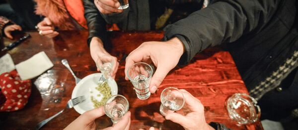 Посетители пивного бара  - Sputnik Абхазия