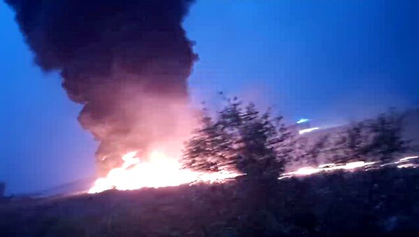 Шлейф от пламени после того, как пассажирский самолет Utair Boeing 737 совершил грубую посадку и загорелся в Сочи - Sputnik Абхазия