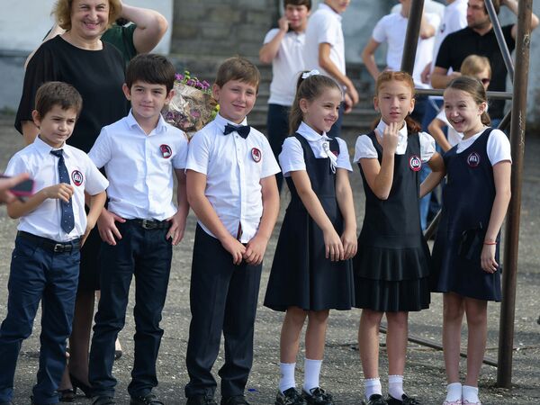День знаний в 10-ой средней школе - Sputnik Абхазия