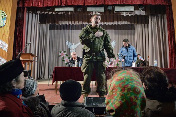 Премьер-министр ДНР Александр Захарченко на встрече с жителями города Новоазовска Донецкой области - Sputnik Абхазия