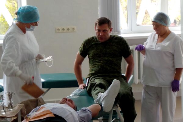 Премьер-министр ДНР Александр Захарченко сдает кровь для раненых ополченцев и мирных жителей на станции переливания крови в Донецке - Sputnik Абхазия