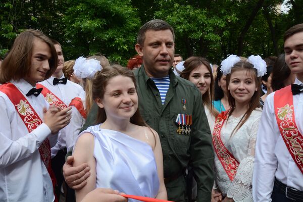 Глава ДНР Александр Захарченко с выпускниками лицея Интеллект в Донецке во время празднования последнего звонка - Sputnik Абхазия