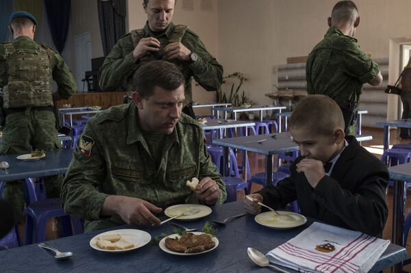 Глава ДНР А.Захарченко посетил лицей № 14 в Горловке - Sputnik Абхазия