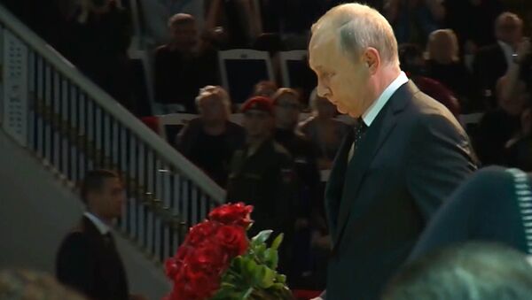 Путин возлагает цветы к гробу Кобзона - Sputnik Абхазия