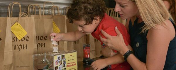 Акция Благотворительный фреш в поддержку подопечных Ашана в Сухуме Акция Благотворительный фреш в поддержку подопечных Ашана в Сухуме - Sputnik Абхазия