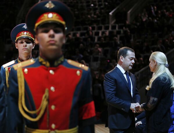 Премьер-министр РФ Д. Медведев посетил церемонию прощания с Иосифом Кобзоном - Sputnik Абхазия
