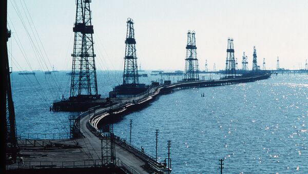 Нефтяные вышки на Каспийском море в Азербайджане. - Sputnik Абхазия