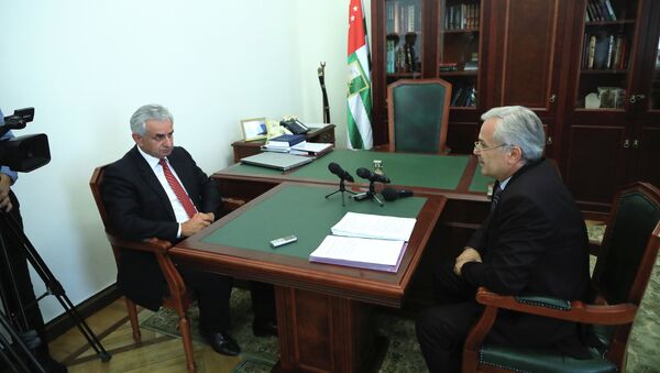 Рауль Хаджимба провел встречу с председателем Госкомитета по языковой политике Баталом Хагуш - Sputnik Абхазия