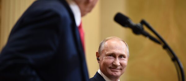 Президент США Дональд Трамп и президент России Владимир Путин на совместной пресс-конференции - Sputnik Абхазия
