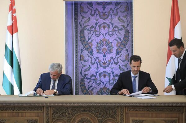 Президент Республики Абхазия Рауль Хаджимба и президент Сирийской Арабской Республики Башар Асад подписали договор о дружбе и сотрудничестве между Республикой Абхазия и Сирийской Арабской Республикой - Sputnik Абхазия
