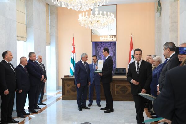 Башар Асад наградил Рауля Хаджимба высшей сирийской наградой - Sputnik Абхазия