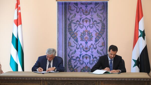 Президент Республики Абхазия Рауль Хаджимба и президент Сирийской Арабской Республики Башар Асад подписали договор о дружбе и сотрудничестве между Республикой Абхазия и Сирийской Арабской Республикой - Sputnik Абхазия