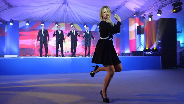 Официальный представитель российского МИД Мария Захарова во время исполнения танца Калинка в Сочи. - Sputnik Абхазия