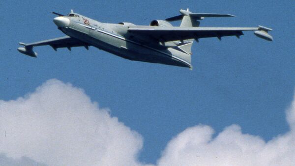 Самолет-амфибия А 40 (Альбатрос), самолет-амфибия Бе -200 и самолет-амфибия Бе-12. (сверху вниз) в полете. - Sputnik Аҧсны