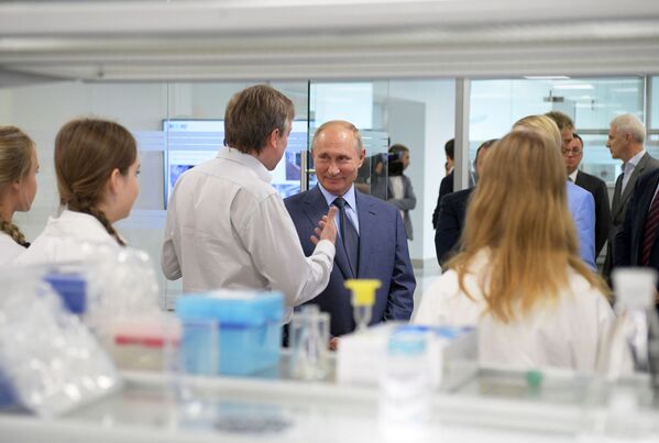 Президент РФ Владимир Путин во время посещения образовательного центра Сириус - Sputnik Абхазия