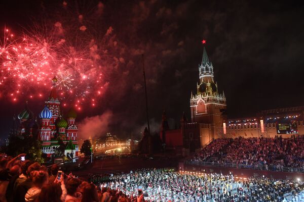 Салют на закрытии XI Международного военно-музыкального фестиваля Спасская башня на Красной площади в Москве - Sputnik Абхазия